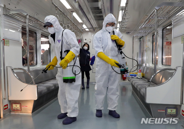 [서울=뉴시스]김근현 기자 = 방역업체 직원들이 3일 오전 서울 강동구 고덕차량사업소에서 전동차 내부를 소독하고 있다. 2020.02.03.khkim@newsis.com