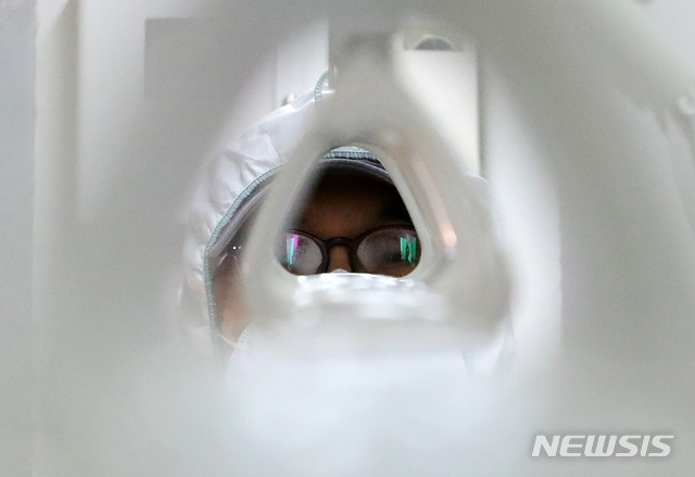 [서울=뉴시스]김근현 기자 = 안경에 김이 서린 방역 요원이 3일 오전 서울 강동구 고덕차량사업소에서 신종 코로나 바이러스(우한 폐렴) 예방을 위한 손잡이 방역 상태를 점검하고 있다. 2020.02.03.khkim@newsis.com