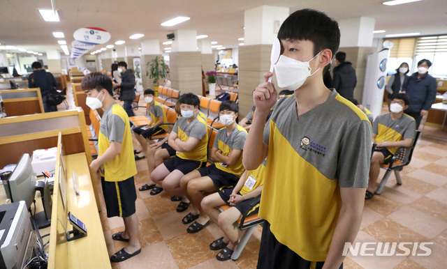 [서울=뉴시스]김선웅 기자 = 올해 첫 병역판정검사가 실시된 3일 오전 서울 영등포구 서울지방병무청에서 신종 코로나 바이러스 감염증(우한 폐렴) 확산을 방지하기 위해 검사 대상자들이 마스크를 쓰고 검사를 받고 있다. 2020.02.03. mangusta@newsis.com
