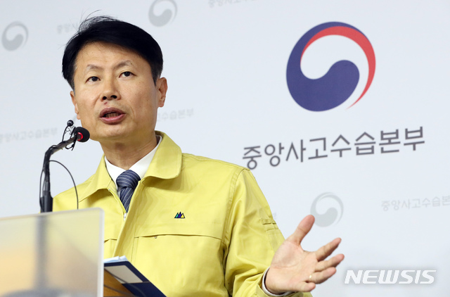 [세종=뉴시스]강종민 기자 = 김강립 중앙사고수습본부 부본부장이 3일 오전 정부세종청사에서 신종 코로나바이러스 감염증(우한 폐렴) 대응 현황과 후속조치, 보완계획 등을 브리핑 하고 있다. 2020.02.03.&nbsp; ppkjm@newsis.com 