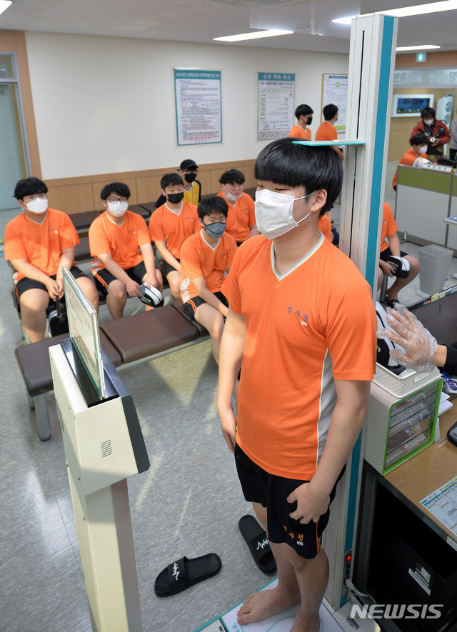 [대구=뉴시스] 이무열 기자 = 2020년도 새해 첫 병역판정검사가 실시된 3일 오전 대구 동구 신서동 대구경북지방병무청에서 병역의무자들이 신종 코로나바이러스 감염증(우한 폐렴) 확산을 방지하기 위해 마스크를 쓰고 신체검사를 받고 있다. 2020.02.03.lmy@newsis.com