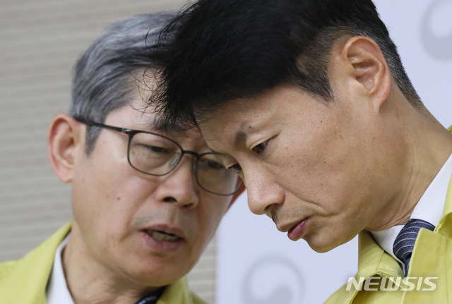 [세종=뉴시스]강종민 기자 = 김강립 중앙사고수습본부 부본부장이 3일 오전 정부세종청사에서 신종 코로나바이러스 감염증(우한 폐렴) 대응 현황과 후속조치, 보완계획 등을 브리핑 하던 중 노홍인 중수본 총괄책임관(왼쪽)과 대화를 나누고 있다. 2020.02.03.&nbsp; ppkjm@newsis.com