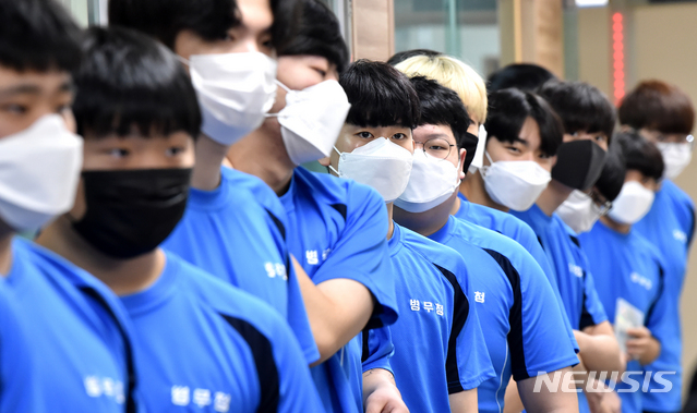 [수원=뉴시스] 김종택 기자 = 3일 오전 경기 수원시 팔달구 경인지방병무청에서 열린 올해 첫 징병검사에서 입영 대상자들이 신체 검사를 받기위해 대기하고 있다. 2020.02.03.semail3778@naver.com