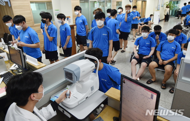 [수원=뉴시스] 김종택 기자 = 지난 2월3일 오전 경기 수원시 팔달구 경인지방병무청에서 열린 올해 첫 징병검사에서 입영 대상자들이 신체 검사를 받고 있다. 2020.02.03. semail3778@naver.com