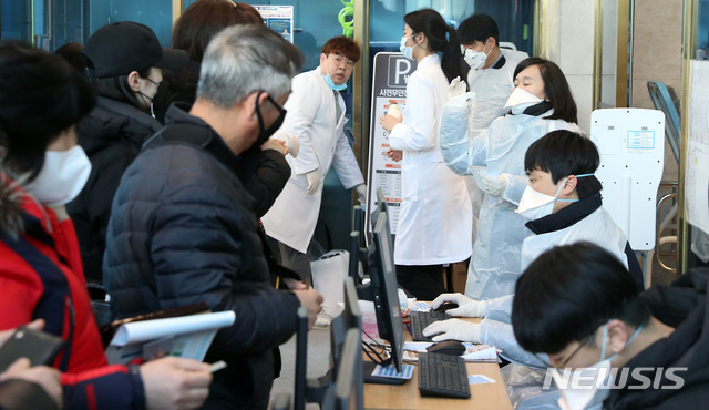 [인천=뉴시스] 이종철 기자 = 3일 오후 인천시 부평구 가톨릭대학교 인천성모병원에서 의료진이 신종 코로나바이러스 감염증(우한 폐렴)을 예방하기 위해 의약품안전사용서비스(DUR) 시스템을 통해 내원객들의 정보 확인 및 출입통제를 하고 있다. 2020.02.03. jc4321@newsis.com