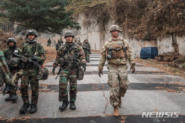 [서울=뉴시스]박민석 기자 = 주한미군 제23화학대대 소속 501중대가 공개한 지난해 12월 19일 경기 의정부시 소재 미군기지 캠프 스탠리 북한 WMD 제거 훈련 사진. (사진=주한미군 페이스북 캡처) 2020.02.20. photo@newsis.com