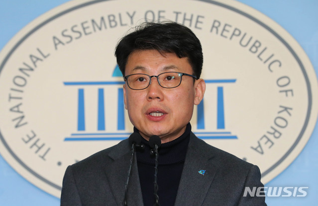 [서울=뉴시스] 장세영 기자 = 진성준 더불어민주당 공직선거후보자 검증위원회 간사가 3일 서울 여의도 국회 정론관에서 검증위 회의 결과를 발표하고 있다. 2020.02.03.&nbsp; photothink@newsis.com