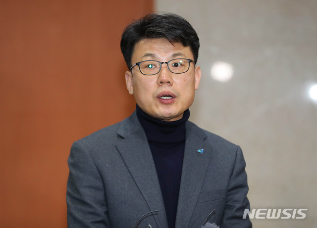 [서울=뉴시스] 장세영 기자 = 진성준 더불어민주당 공직선거후보자 검증위원회 간사가 3일 서울 여의도 국회 정론관에서 검증위 회의 결과를 발표하고 취재진의 질문에 답하고 있다. 2020.02.03.&nbsp; photothink@newsis.com