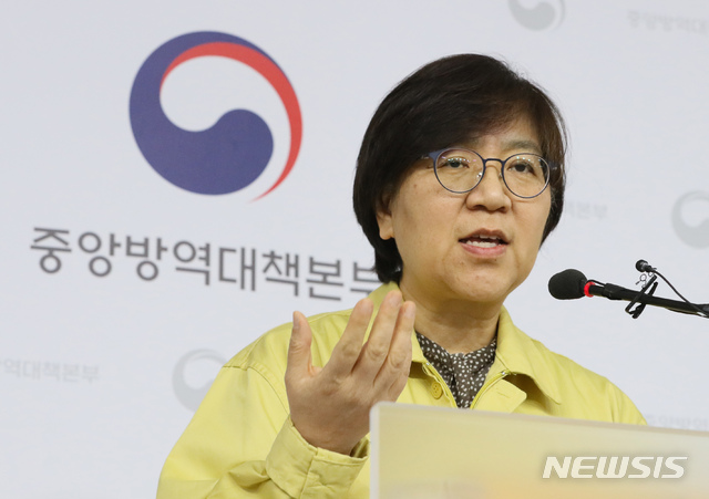 [세종=뉴시스]강종민 기자 = 정은경 중앙방역대책본부장(질병관리본부장)이 3일 오후 정부세종청사에서 신종 코로나바이러스 감염증(우한 폐렴) 국내 발생현황을 발표하고 있다. 2020.02.03.&nbsp; ppkjm@newsis.com