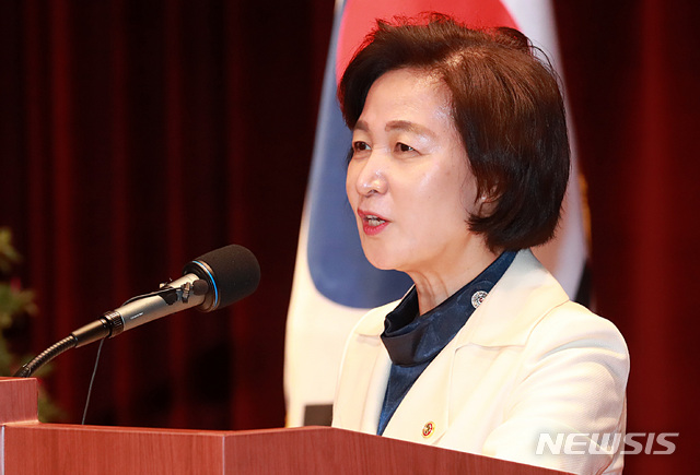 [과천=뉴시스] 이영환 기자 = 추미애 법무부 장관이 3일 오후 경기 과천시 법무부에서 열린 신임검사 임관식에 참석해 당부말을 전하고 있다. 2020.02.03.&nbsp;&nbsp; 20hwan@newsis.com