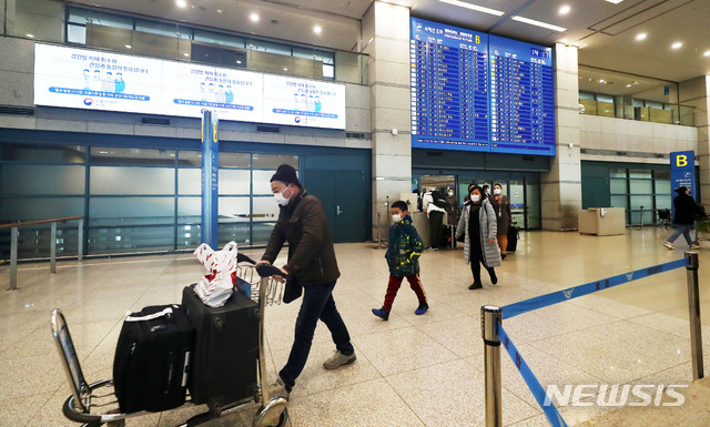 [인천공항=뉴시스]홍효식 기자 = 정부가 중국 후베이성을 방문한 외국인에 대한 국내 입국을 내일부터 전면 금지한 가운데 3일 인천국제공항에서 중국인들이 입국장을 나서고 있다. 2020.02.03. yesphoto@newsis.com