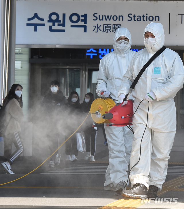 [수원=뉴시스] 김종택 기자 = 우한 폐렴(신종 코로나바이러스 감염증) 확산으로 수원지역에서 첫 확진자가 발생하자 3일 오후 경기 수원역 환승센타에서 수원도시공사 관계자들이 신종 코로나바이러스 예방을 위한 방역 작업을 하고 있다. 2020.02.03.semail3778@naver.com