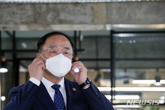 [서울=뉴시스]김근현 기자 = 홍남기 경제부총리 겸 기획재정부 장관이 3일 오후 서울 강동구 소재 마스크 제조·판매업체인 웰킵스를 격려 방문해 마스크를 써보고 있다. 2020.02.03. khkim@newsis.com