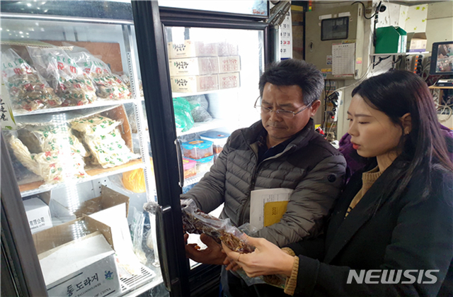 [광주=뉴시스] = 국립농산물품질관리원 전남지원(농관원) 원산지표시 단속. (사진=국립농산물품질관리원 전남지원 제공). photo@newsis.com