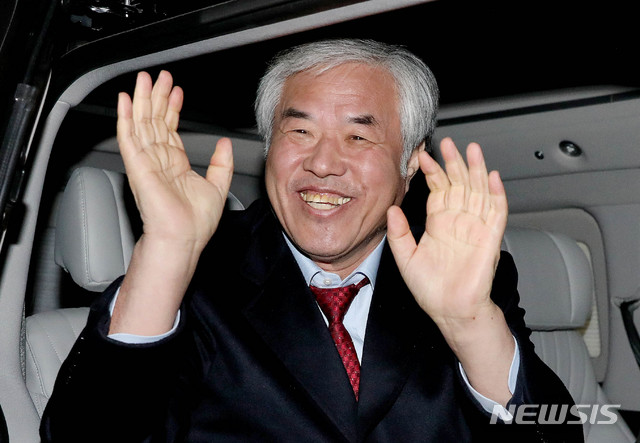 [서울=뉴시스]김병문 기자 = 한국기독교총연합회(한기총) 대표회장 전광훈 목사가 지난 2월3일 오후 서울 종로구 종로경찰서에서 기부금품의 모집 및 사용에 관한 법률 위반 등 혐의로 조사를 받은 후 차량에 탑승하며 손을 흔들고 있다. 2020.02.03. dadazon@newsis.com