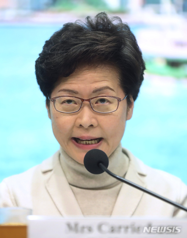 [홍콩=AP/뉴시스]캐리 람 홍콩 행정장관이 3일(현지시간) 기자회견을 하고 있다. 2020.02.04.