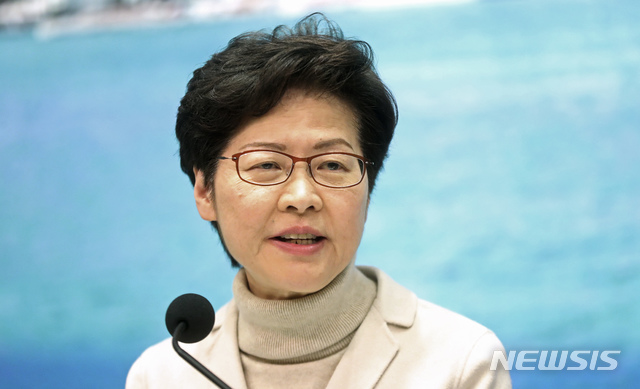 [홍콩=AP/뉴시스]캐리 람 홍콩 행정장관이 3일(현지시간) 기자회견을 하고 있다. 람 장관은 14일 신종 코로나바이러스 감염증(코로나19) 보조금 30조원을 투입할 예정이라고 밝혔다. 2020.2.14