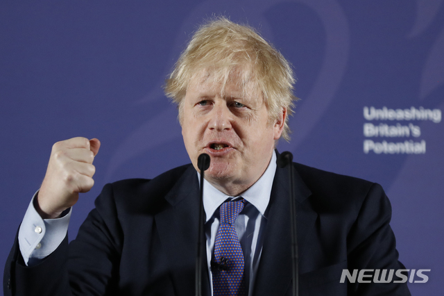 [그린위치=AP/뉴시스]보리스 존슨 영국 총리가 3일(현지시간) 런던 그린위치의 옛 왕립해군대학에서 브렉시트 이후 유럽연합(EU)과의 무역 협상에서 영국 정부가 취할 입장에 대해 연설하고 있다. 2020.2.3.