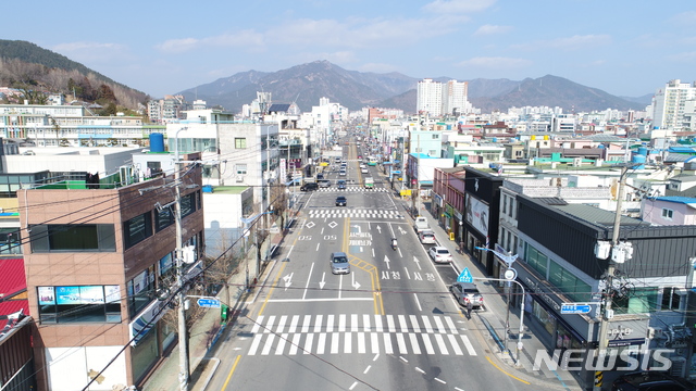 [사천=뉴시스] 경남 사천시는 삼천포 중앙로(선구동 삼천포교~용궁수산시장앞 사거리) 약 500m 구간에 57면의 주차공간 확보공사를 완료했다. 2020.02.04. kyk@newsis.com 