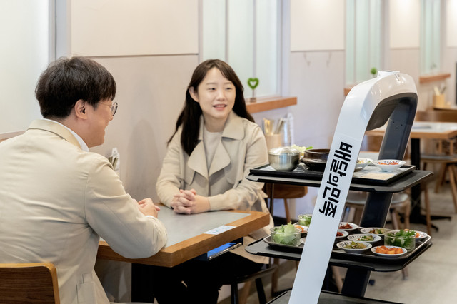 ▲우아한형제들 서빙로봇 '딜리플레이트'의 서빙 전경 (사진=우아한형제들 제공) 2020.02.04