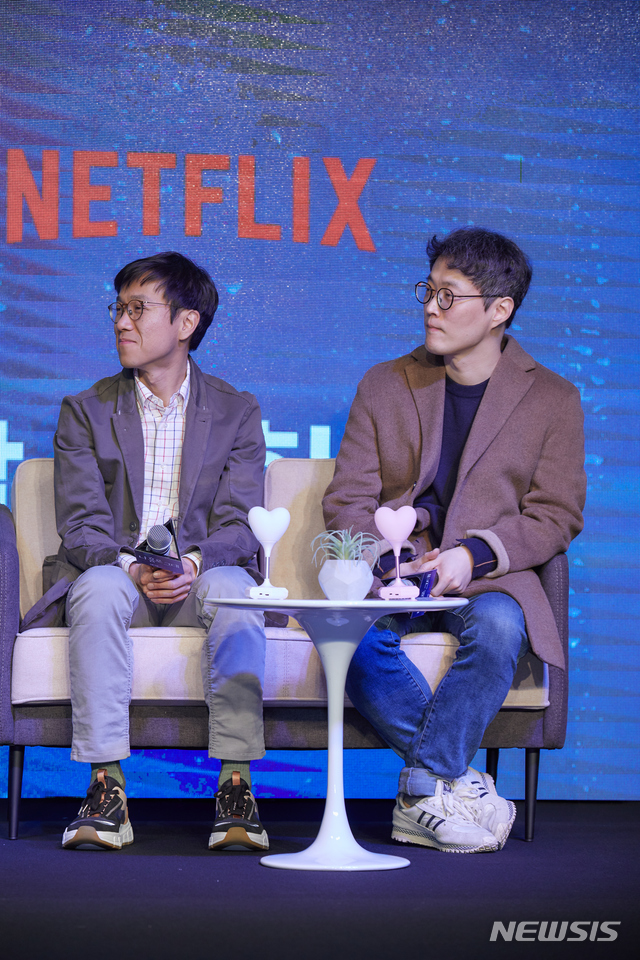 [서울=뉴시스] 4일 인터넷 스트리밍으로 진행된 넷플릭스 드라마 '나홀로 그대' 제작발표회에 참석한 이성엽 PD (왼쪽)과 류용재 작가/ (사진=넷플릭스 제공) 2020.02.04. photo@newsis.com