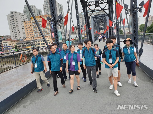 [안동=뉴시스] 지난해 경북교육청이 추진한 '임청각에서 하얼빈까지 독립운동길 순례' 사업에서 임종식 경북교육감과 학생들이 중국에서 독립운동을 한 흔적들을 찾아나서고 있다. (사진=경북교육청 제공) 2020.02.04