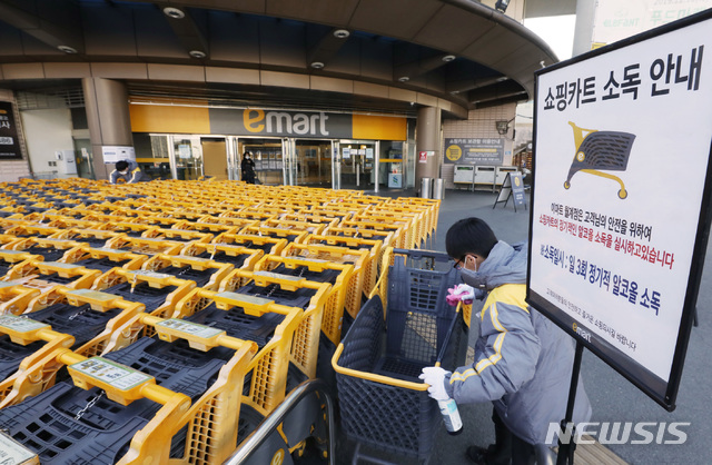 [서울=뉴시스] 이마트는 매일 3회, 매장 내 전 카트에 대한 소독 작업을 한다. 카트가 보관돼 있는 곳에는 소독 스프레이를 비치해 고객이 직접 소독할 수도 있게 했다. (사진=이마트 제공) 