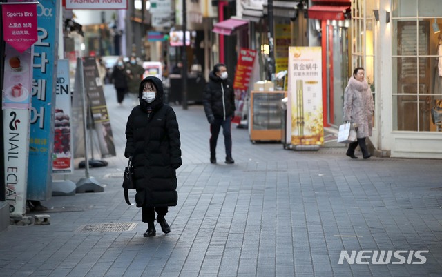 [서울=뉴시스]김선웅 기자 = 입춘 한파가 찾아온 4일 오전 서울 중구 명동거리가 신종 코로나 바이러스 영향 등으로 인해 한산한 모습을 보이고 있다. 2020.02.04. mangusta@newsis.com