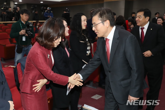 [서울=뉴시스] 고승민 기자 = 황교안 자유한국당 대표가 24일 서울 여의도 국회 의원회관에서 열린 당 영입인사 환영식에서 전주혜 변호사 등 영입인사들과 인사를 하고 있다. 2020.02.04. kkssmm99@newsis.com