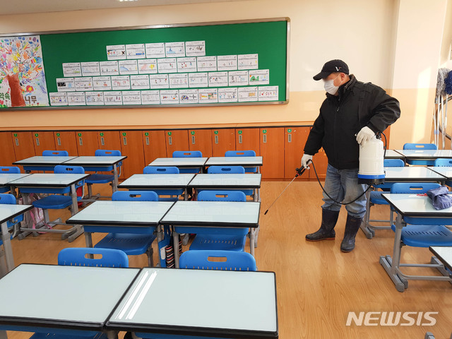 [서울=뉴시스] 박민석 기자 =&nbsp; 목운초등학교 재학생의 학부모 1명이 신종 코로나바이러스 감염증(우한 폐렴) 자가격리 및 능동감시대상자로 통보 받은 가운데 4일 오전 방역 관계자가 서울 양천구 목운초등학교 내부에 대한 방역 작업을 실시하고 있다. (사진=서울시교육청 제공) 2020.02.04. photo@newsis.com