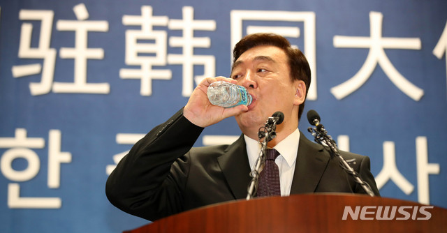 [서울=뉴시스]김선웅 기자 = 싱하이밍(邢海明) 신임 주한 중국대사가 4일 오전 서울 중구 명동 주한 중국대사관에서 신종 코로나바이러스 감염증(우한 폐렴) 관련 입장 발표 기자회견을 하며 물을 마시고 있다. 2020.02.04. mangusta@newsis.com