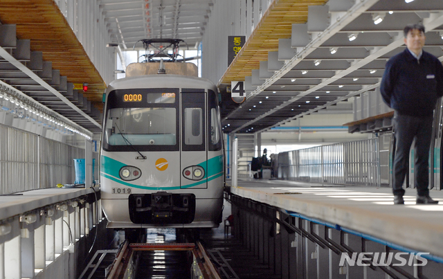 [광주=뉴시스] 류형근 기자 = 4일 오전 광주 동구 용산동 광주도시철도공사 용산차량기지에 차량이 시민의 발이 되기 위해 출발을 기다리고 있다. 2020.02.04. hgryu77@newsis.com