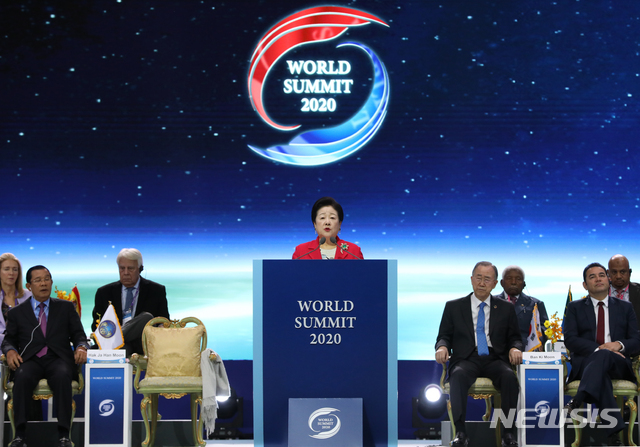 [고양=뉴시스] 조수정 기자 = 천주평화연합(UPF) 창설자 문선명 총재 탄신 100주년과 한학자 총재 탄신 77주년 및 문선명·한학자 총재 성혼 60주년을 맞아 4일 오전 경기 고양시 일산 킨텍스에서 열린 '월드 서밋 2020' 총회에서 한학자 총재가 특별연설 하고 있다. 이날 총회는 세계 171개국에서 전·현직 정상 100여명과 전·현직 국회의장 및 부의장 80명, 전·현직 국회의원, 장관, 종교지도자, 경제인, 여성·청년 지도자, 노벨상 수상자 및 학술인 등 7,000여명이 참가했다. 2020.02.04. chocrystal@newsis.com