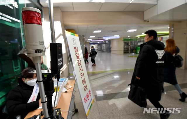 [광주=뉴시스] 신대희 기자 = 신종 코로나 바이러스 감염증(우한 폐렴) 16번째 확진 환자인 40대 여성이 4일 광주 동구 전남대병원 국가지정 격리병실에 입원해 있는 것으로 알려졌다. 이날 오후 전남대병원에 발열감시 카메라가 운용되고 있다. 2020.02.04. sdhdream@newsis.com