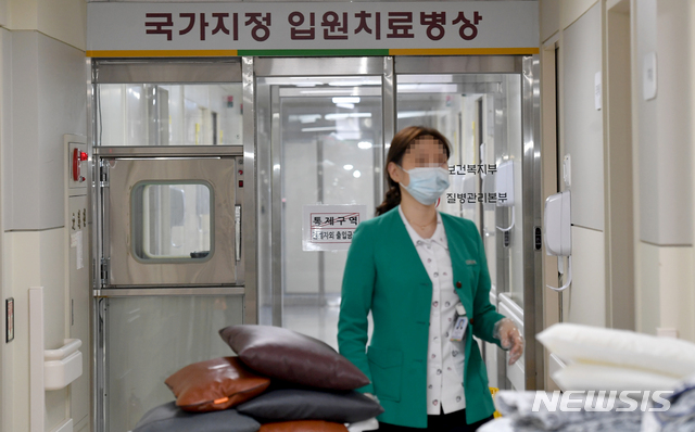 [광주=뉴시스] 신대희 기자 = 신종 코로나 바이러스 감염증(우한 폐렴) 16번째 확진 환자인 40대 여성이 4일 광주 동구 전남대병원 국가지정 격리병실에 입원해 있는 것으로 알려졌다. 사진은 출입이 통제된 전남대병원 격리병실 입구. 2020.02.04.&nbsp; sdhdream@newsis.com