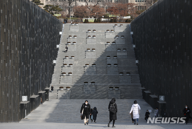 [서울=뉴시스] 조수정 기자 = 지난달 4일 신종 코로나바이러스 감염증(코로나19) 우려로 서울 서대문구 이화여자대학교가 관광객의 출입이 제한된 이화여대 캠퍼스내 명소가 한산한 모습을 보이고 있다. 2020.02.04. chocrystal@newsis.com