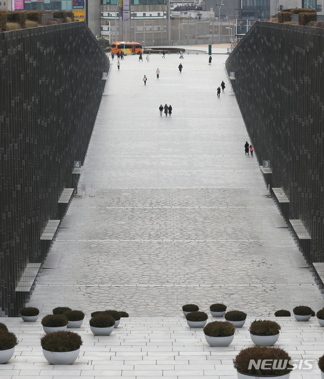 [서울=뉴시스] 조수정 기자 = 4일 신종 코로나 바이러스 감염증(우한 폐렴) 우려로 서울 서대문구 이화여자대학교가 관광객의 출입이 제한된 이화여대 캠퍼스내 명소가 한산한 모습을 보이고 있다. 2020.02.04.&nbsp; chocrystal@newsis.com