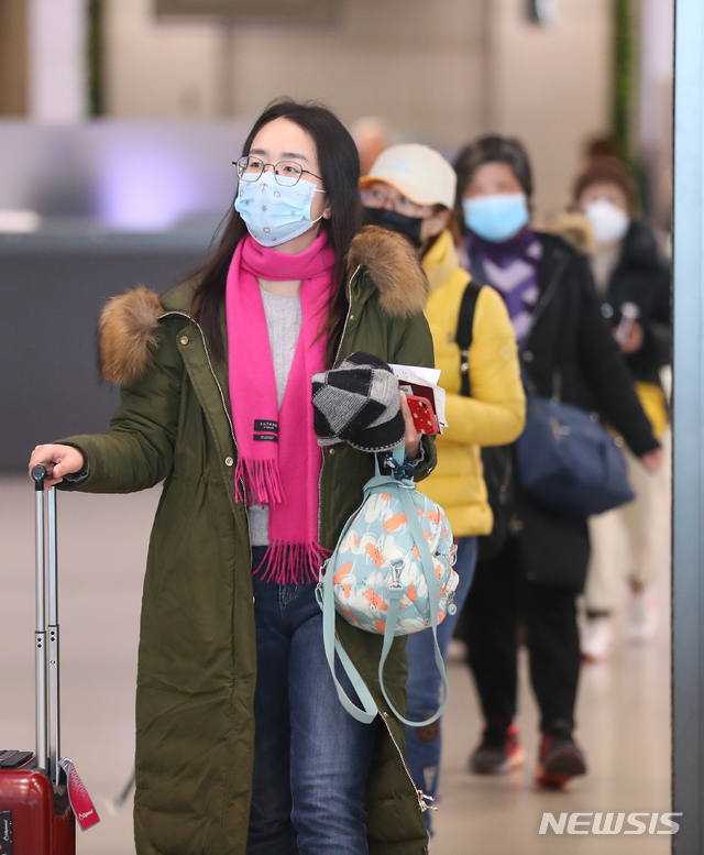 [인천공항=뉴시스]전신 기자 = '후베이성 방문 외국인 입국 제한' 대책에 따라 인천공항에 중국 전용 입국장이 설치된 지난 4일 인천국제공항에서 중국발 항공기 탑승객들이 입국하고 있다. 2020.02.04.  photo1006@newsis.com