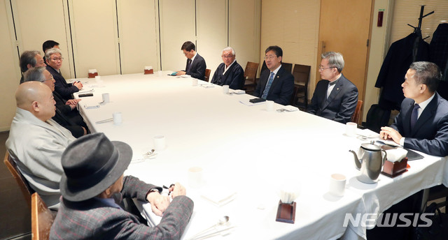 [서울=뉴시스] 박민석 기자 = 박양우 문화체육관광부 장관이 4일 서울 중구의 한 음식점에서 종교계 지도자들과 간담회를 갖고 신종 코로나 바이러스 감염증(우한 폐렴) 확산 방지를 위한 종교계의 협조를 요청하고 있다. (사진=문화체육관광부 제공) 2020.02.04. photo@newsis.com