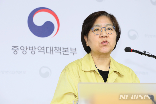 [세종=뉴시스]강종민 기자 = 정은경 중앙방역대책본부장(질병관리본부장)이 4일 오후 정부세종청사에서 신종 코로나바이러스 감염증(우한 폐렴) 국내 발생 현황에 대해 브리핑하고 있다. 2020.02.04.&nbsp; ppkjm@newsis.com