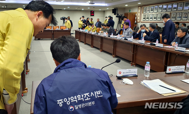 [광주=뉴시스] 맹대환 기자 = 신종 코로나 바이러스 감염증(우한폐렴) 16번째 확진환자가 광주에서 발생함에 따라 4일 오후 광주 서구 광주시청 회의실에서 질병관리본부와 교육청, 경찰청, 군, 식야청, 병원, 의사회 등 유관기관이 합동 긴급 대책회의를 하고 있다. 2020.02.04.&nbsp; mdhnews@newsis.com 