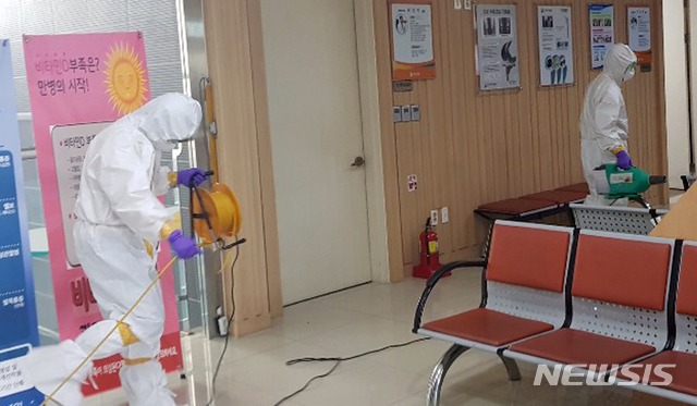 [광주=뉴시스]변재훈 기자 = 신종 코로나 바이러스(우한 폐렴) 16번 확진 환자가 확인된 4일 확진자가 진료를 받았던 광주 광산구 모 중형병원에서 보건당국이 방역 작업을 벌이고 있다. 보건당국은 방역을 마친 뒤 병원 시설 폐쇄 여부를 검토 중인 것으로 알려졌다. (사진=독자 제공) 2020.02.04.&nbsp; photo@newsis.com