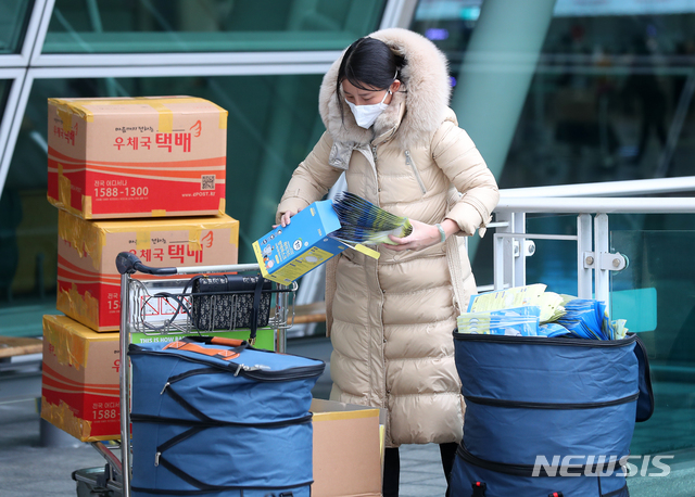 [인천공항=뉴시스]전신 기자 = 신종 코로나바이러스 감염증(우한 폐렴) 확산에 따른 마스크 품귀 현상이 빚어지는 가운데 4일 인천국제공항 출국장 앞에서 한 중국인이 대량의 마스크를 가방에 담고 있다. 2020.02.04.&nbsp; photo1006@newsis.com