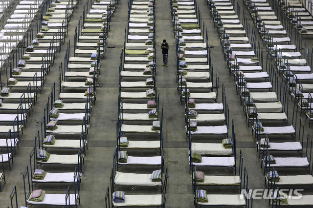 [우한=AP/뉴시스]지난 4일 중국 후베이성 우한시 한 야전병원(임시병원)에서 한 직원이 임시 침상을 확인하는 모습. 2020.02.08.