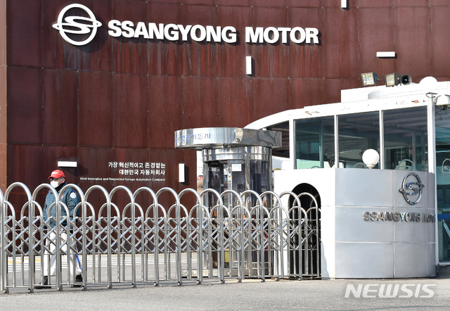 [평택=뉴시스] 김종택 기자 = 신종 코로나바이러스 감염증(우한 폐렴) 여파로 중국내 자동차 부품생산 공장이 잠정 휴업에 들어가면서 국내 자동차 업계가 비상이 걸린 가운데 4일 오후 생산라인 가동이 중단된 쌍용자동차 경기 평택공장 정문이 굳게 닫혀 있다. 한편 정부는 국내 완성차업계의 이 같은 상황을 '비상사태'라고 판단,외교채널을 통해 정식으로 중국 부품공장 가동을 요청할 방침이다. 2020.02.04. semail3778@naver.com