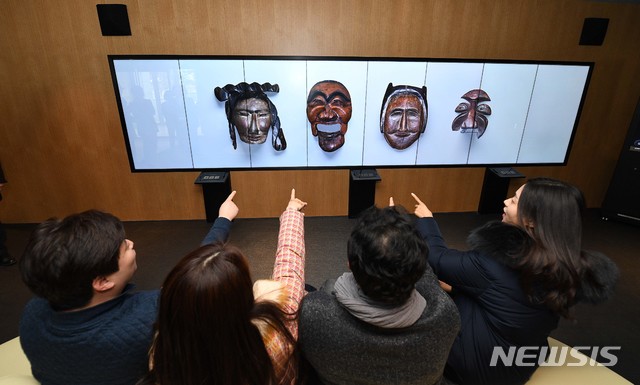 [서울=뉴시스]문화재청이 4일 오후 서울 세종로 국립고궁박물관 1층 카페 공간에 개관한 ‘디지털문화유산 나눔방’에서 관람객들이 문화유산 디지털 콘텐츠를 무료로 체험하고 있다.&nbsp; ‘디지털문화유산 나눔방’은 3차원 입체 콘텐츠로 문화유산을 감상하는 인터랙티브 미디어월, 창덕궁을 소재로 한 미디어아트 체험, 가상현실·증강현실로 체험하는 세계유산 존을 운영하며, 4일부터 일반인들에게 문화유산 정보와 체험기회를 무료로 제공하고 있다. (사진=문화재청 제공) 2020.02.04. photo@newsis.com