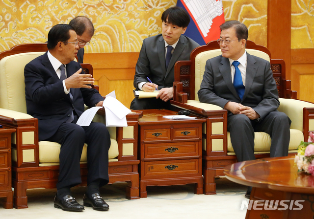 [서울=뉴시스]배훈식 기자 = 문재인 대통령이 4일 오후 청와대 본관에서 훈 센 캄보디아 총리와 면담하고 있다. 2020.02.04. dahora83@newsis.com