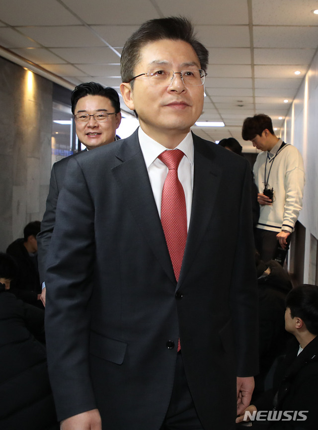 [서울=뉴시스] 김진아 기자 = 황교안 자유한국당 대표가 4일 서울 여의도 한 일식당에서 경북지역 의원들과 만찬을 하기 위해 입장하고 있다. 2020.02.04.&nbsp; bluesoda@newsis.com