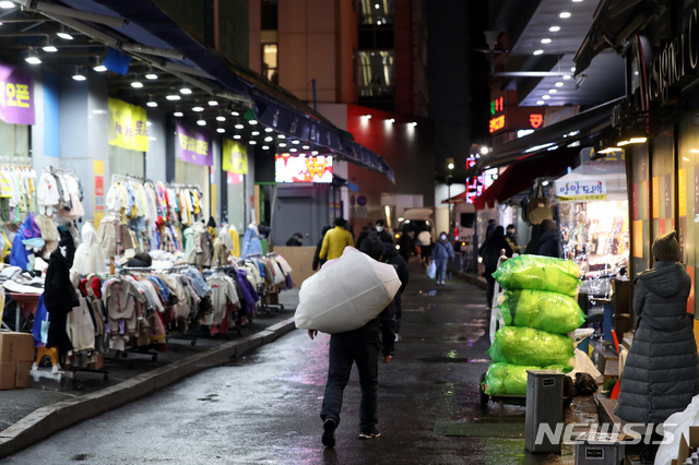 [서울=뉴시스]이윤청 기자 = 신종 코로나바이러스 감염증(우한 폐렴) 여파로 4일 오후 서울 중구 동대문도매시장 일대가 한산한 모습을 보이고 있다. 2020.02.04. radiohead@newsis.com