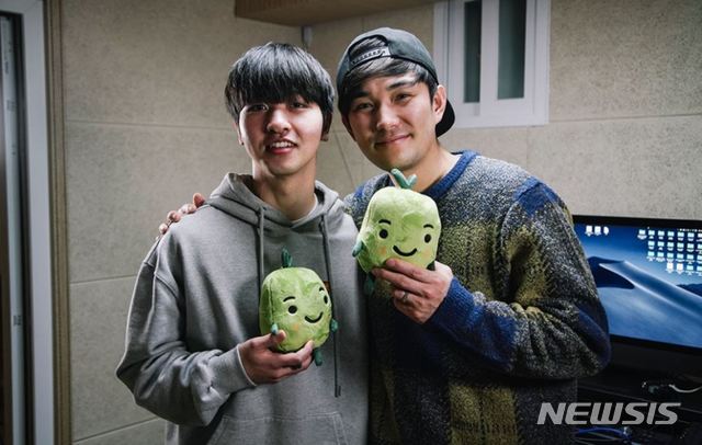 [서울=뉴시스] (왼쪽부터) 김정호 군과 V.O.S 김경록. 사진=케이옥션 제공. 2020.2.05. photo@newsis.com